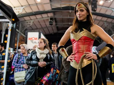 Seorang cosplayer berpakaian seperti Wonderwoman berpose selama Comic Convention Comic Con 2018 di Grande Halle de la Villette di Paris (26/10). (AFP Photo)