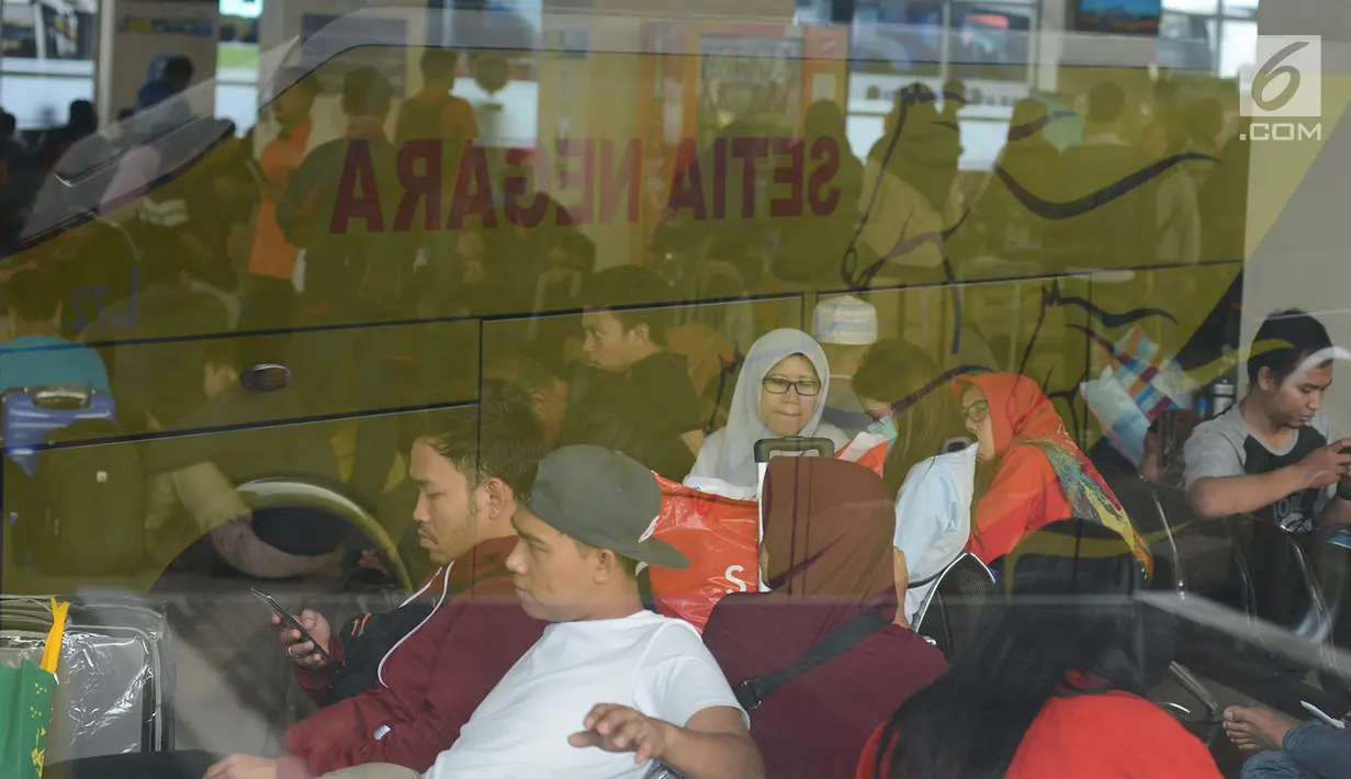 Calon pemudik menunggu keberangkatan bus Antar Kota Antar Provinsi (AKAP) di Terminal Pulo Gebang, Jakarta, Sabtu (1/6/2019). Puncak arus mudik di Terminal Pulo Gebang diprediksi terjadi pada H-3 Lebaran. (merdeka.com/Imam Buhori)