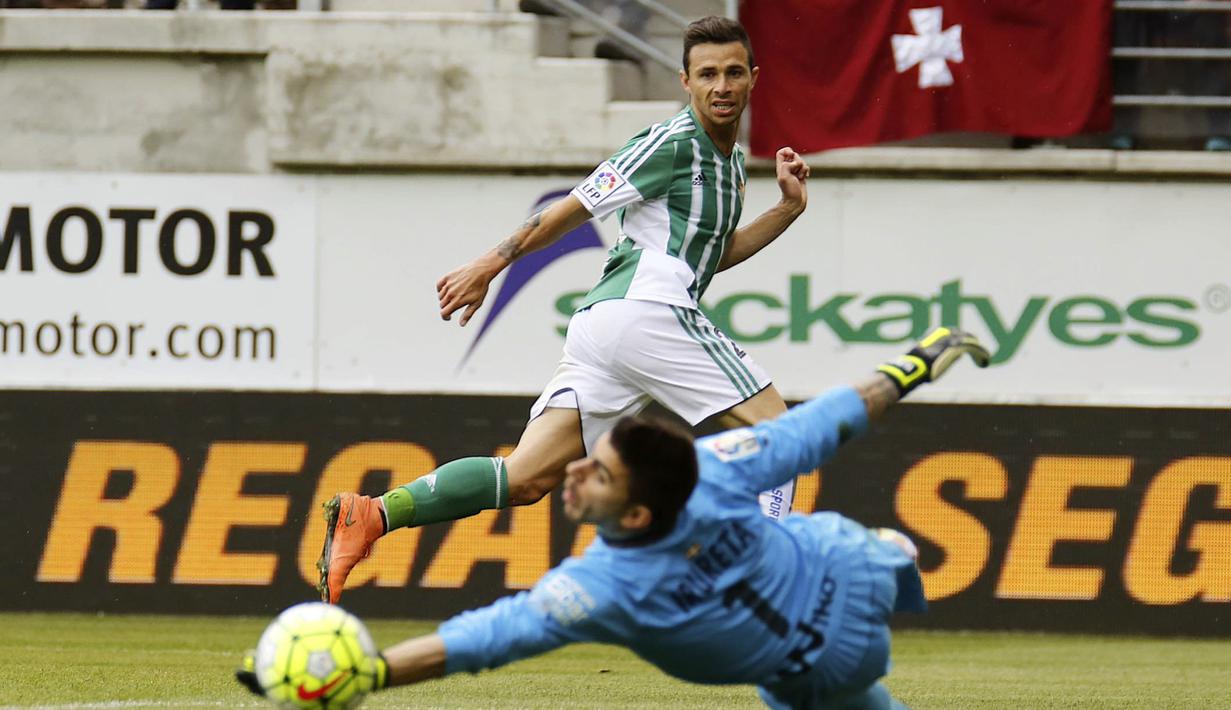 Pemain Real Betis,  Ruben Castro memiliki jumlah tembakan yang sama dengan Suarez yaitu 21 akali tembakan dengan tingkat akurasi sebanyak 47% hingga pekan ke-9 La Liga Santander.(EPA/Gorka Estrada)