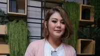 "Rivat! Ikutan ya. Gitu Dan pas syuting dia keringat dingin deg-degan lemes Gatau mau di situ saya merasa puas. Oh berarti disitu pekerjaan saya dia tahu. Dia tahu bagaimana susahnya akting di depan kamera," kata Sissy. (Deki Prayoga/Bintang.com)