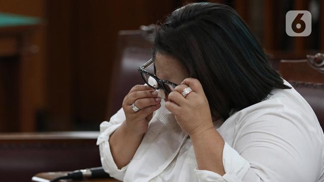 Tangis Nunung Saat Divonis 1 Tahun 6 Bulan Penjara