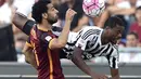 Gelandang AS Roma, Mohamed Salah (kiri) berebut bola dengan bek Juventus, Patrice Evra di pertandingan liga serie A di Olimpico Roma, Italia (31/8/2015).  AS Roma menang atas Juventus dengan skor 2-1. (REUTERS/Alberto Lingria)