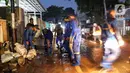 Petugas terkait terus melakukan perbaikan saluran agar luapan air kembali normal. (Liputan6.com/Angga Yuniar)
