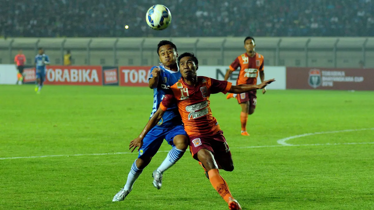 Penyerang Persib, Samsul Arif (kiri) berebut bola dengan bek PBFC Fathul Rachman di laga lanjutan Turnamen Piala Bhayangkara di Stadion Si Jalak Harupat, Bandung, Minggu (20/3/2016). Persib unggul 1-0 atas PBFC. (Liputan6.com/Helmi Fithriansyah)