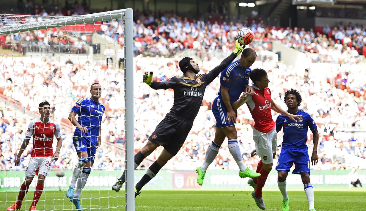 Kiper Arsenal, Petr Cech, menghalau bola pemain Chelsea saat Community Shield 2015 di Stadion Wembley, Inggris. Minggu (2/8/2015) malam WIB. (Reuters/Dylan Martinez)