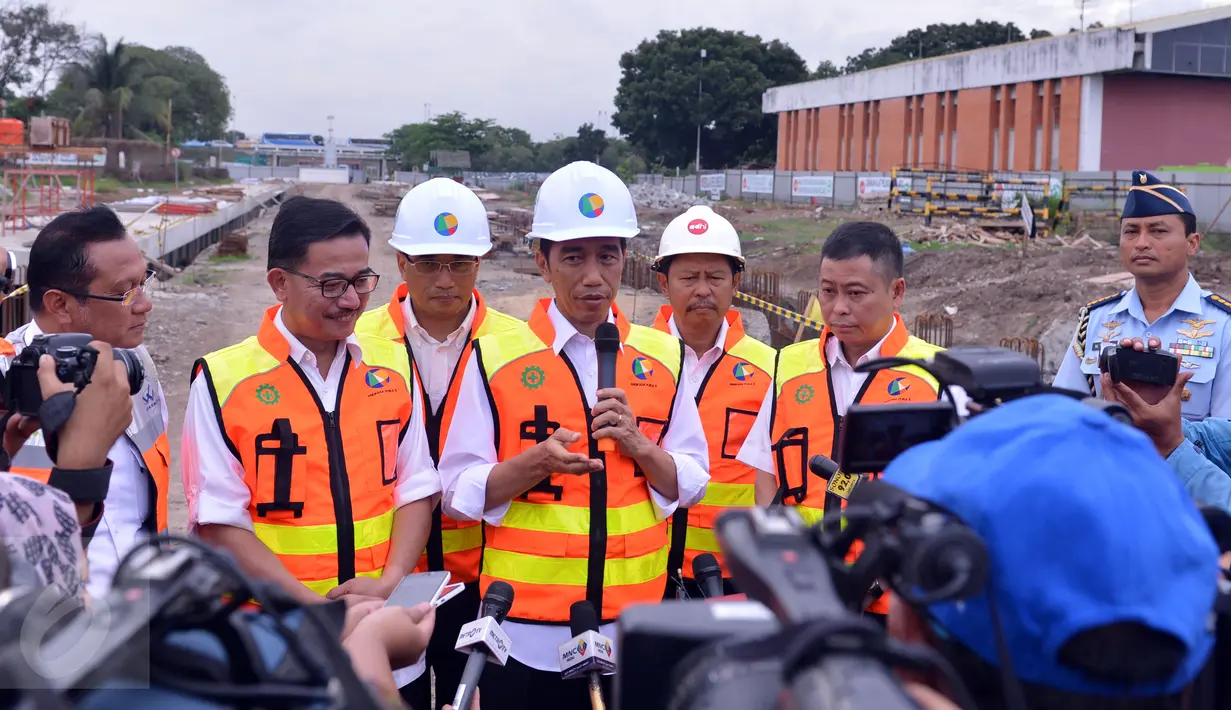 Presiden Joko Widodo (tengah) dan Menteri Perhubungan Ignasius Jonan (kanan) beserta pejabat terkait lainnya saat melakukan keterangan pers di kawasan Soekarno Hatta, Tangerang, Banten, (14/12). (Laly Rachev/ Setpres)