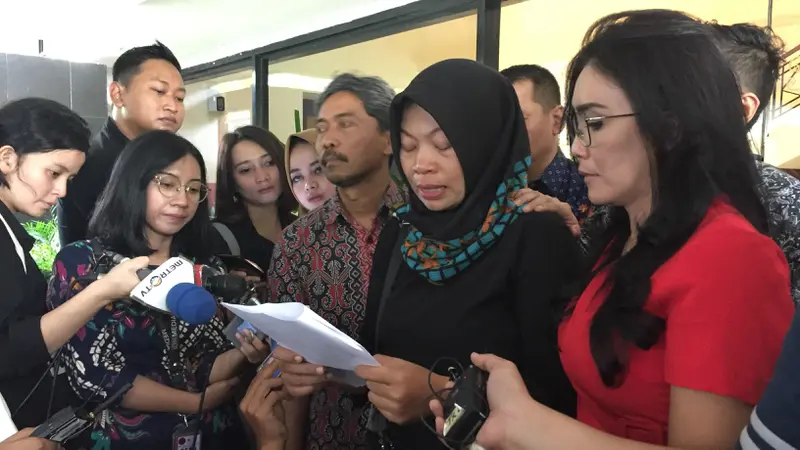 Terpidana kasus ITE Baiq Nuril membacakan surat untuk Presiden Joko Widodo, Senin (15/7/2019).