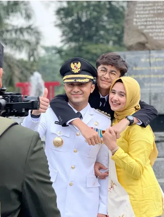 Tak hanya Sonya Fatmala, putra sulung Hengky Kurniawan yang bernama Bintang juga ikut menemani. Dalam acara resmi tersebut, Bintang Pratama Kurniawan terlihat gagah mengenakan setelan jas berwarna hitam. Ia juga tampak begitu akrab dengan ibu sambungnya. 
(Liputan6.com/IG/@sonyafatmala)