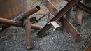 Rintangan anti-tank I-beam siap digunakan untuk menghadapi Rusia di bengkel di Lviv, Ukraina barat (3/3/2022). Invasi Rusia telah mengusir satu juta warga Ukraina dari rumah mereka dan menjerumuskan Rusia ke dalam isolasi yang semakin dalam sebagai paria global dalam dunia keuangan, diplomasi, dan o