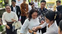 Wakil Menteri Solidaritas Sosial Timor Leste Signi Chandrawati Verdial tiba di kawasan Garuda Wisnu Kencana (GWK). Tampak tersenyum di sebelahnya Suanesavanh Vignaket, Menteri Informasi, Budaya, dan Pariwisata Laos. Dok: Tommy Kurnia/Liputan6.com