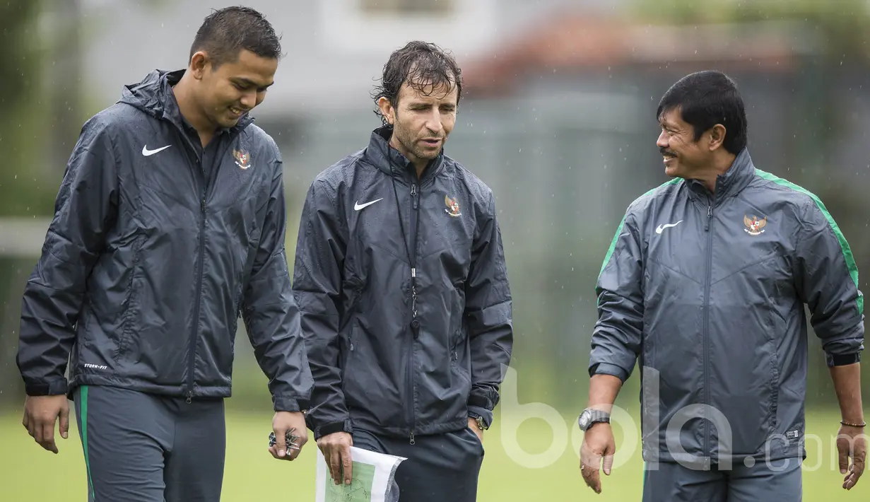 Pelatih Timnas Indonesia, Luis Milla (tengah), berdiskusi dengan Indra Sjafri, usai memantau seleksi Timnas Indonesia U-22 di Lapangan SPH Karawaci, Banten, Selasa (21/2/2017).(Bola.com/Vitalis Yogi Trisna)