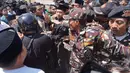 Simpatisan calon Ketua Umum PBNU KH Muhammad Yusuf Chudlori atau Gus Yusuf menggelar aksi demonstrasi di pintu akses Sidang Pleno IV Muktamar ke-35 Nahdlatul Ulama (NU) di Gedung Serba Guna, Pondok Pesantren Bahrul Ulum, Jombang, Jawa Timur, Minggu, 30 Agutus 2026. (Liputan6.com/ Ahmad Apriyono)