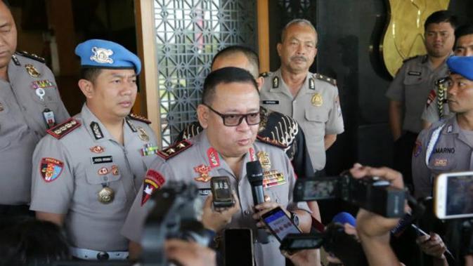 Kapolda Jatim Irjen Pol Luki Hermawan didampingi Wadirkrimsus AKBP Arman Asmara dan Kabidpropam Kombes Pol Hendra Wirawan  melakukan konferensi pers mengenai perkembangan kasus insiden asrama Mahasiswa Papua di Surabaya. (Foto:Liputan6.com/Dian Kurniawan)