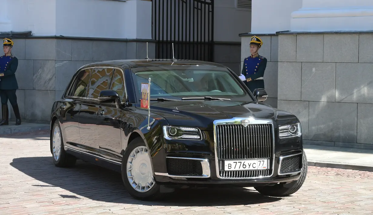 Limosin baru yang dinaiki Vladimir Putin ke pelantikannya sebagai Presiden Rusia di Kremlin, 7 Mei 2018. Mobil yang pertama kali tampil di publik ini adalah gabungan dari model sedan, minivan, sekaligus kendaraan off-road. (AFP/SPUTNIK/Sergei GUNEYEV)