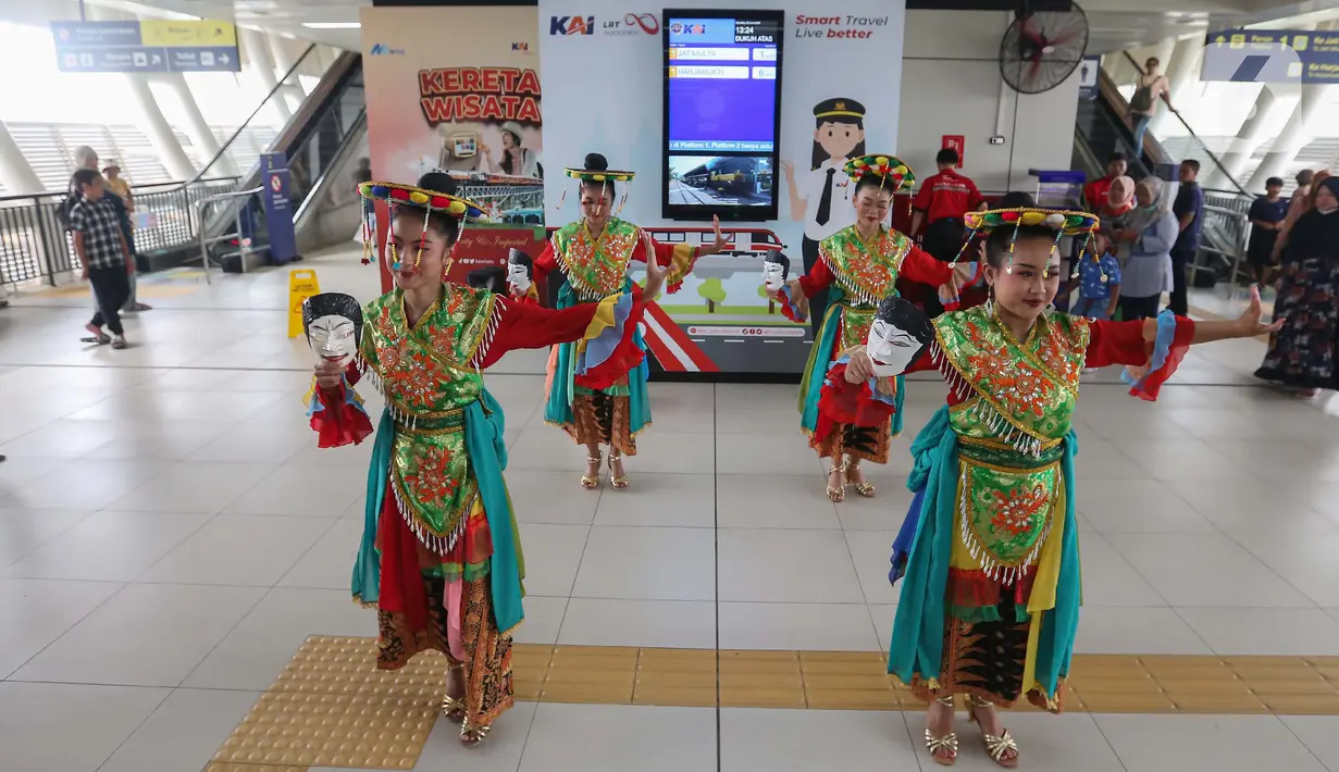 Sejumlah pengguna moda transportasi LRT Jabodebek terlihat antusias menyaksikan tarian khas Betawi ini. (Liputan6.com/Angga Yuniar)