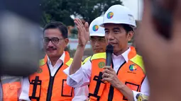 Presiden Joko Widodo memberikan keterangan pers saat meninjau kemajuan pembangunan Kereta Bandara Soekarno Hatta, Tangerang, Banten, (14/12). (Laly Rachev/ Setpres)