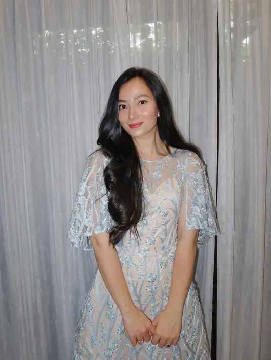 Desain gaun bridesmaidnya mendapatkan banyak pujian netizen, Asmirandah memang terkenal dengan gaya berpakaian bak princess namun tetap santun. Cantiknya Asmirandah mengenakan gaun brokat biru semi transparan ini, dengan dalaman sewarna kulit. Foto: Instagram.