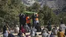 Orang-orang membawa peti jenazah Rayan Oram (5) saat pemakamannya di Desa Ighran, Provinsi Chefchaouen, Maroko, 7 Februari 2022. Rayan Oram meninggal setelah terjebak selama lima hari dalam sumur kering sedalam 32 meter. (AP Photo/Mosa'ab Elshamy)