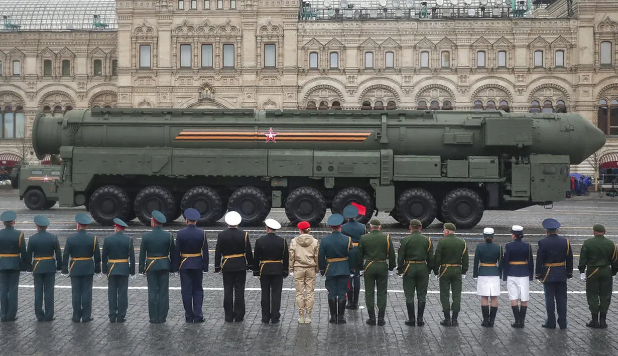 Rudal balistik RS-24 Yars Rusia melintas di Lapangan Merah saat parade militer Hari Kemenangan di Moskow, Rusia, Minggu (9/5/2021). Parade militer ini untuk memperingati 76 tahun berakhirnya Perang Dunia II di Eropa. (AP Photo)