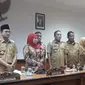 Gubernur Jatim Khofifah Indar Parawansa didampingi Bupati se-Madura memaparkan hasil rapat di aula kantor Pemkab Sampang, Senin (22/7/2019). (Liputan6.com/Musthofa Aldo)