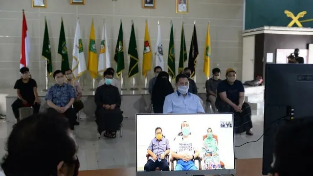 Video conference antara Gubernur Riau dengan sejumlah mahasiwa yang dikarantina sebagai antisipasi penyebaran Covid-19.