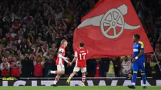 Pemain Arsenal Emile Smith Rowe (kiri) melakukan selebrasi usai mencetak gol ke gawang AFC Wimbledon pada pertandingan Piala Liga Inggris di Emirates Stadium, London, Inggris, 22 September 2021. Arsenal menang 3-0. (JUSTIN TALLIS/AFP)