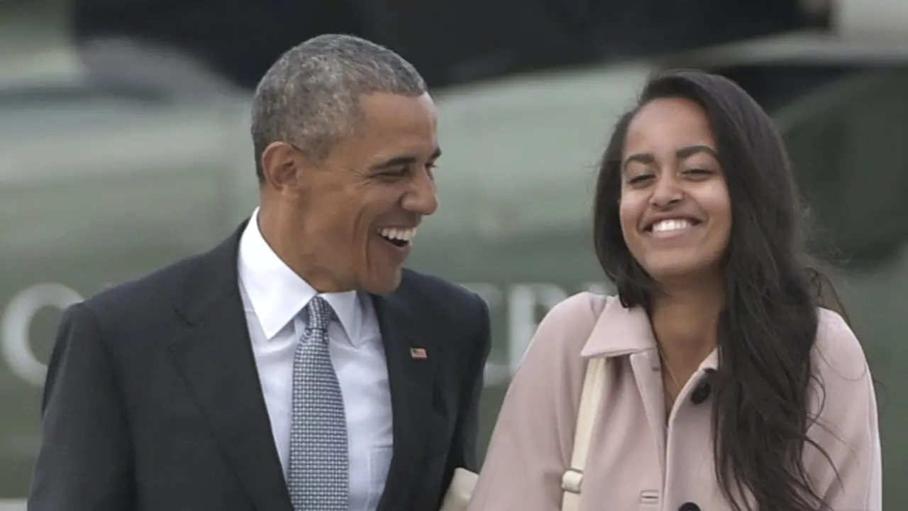 Barack Obama dan Malia Obama terlihat tertawa lepas bersama 