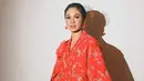 Andien Aisyah tampil dengan kebaya modifikasi warna orange yang dibuat oleh Didiet Maulana. Kebaya yang dipadukan bawahan batik warna-warni ini terimspirwsi dari kebaya kartini dan kebaya peranakan. [@andienaisyah]