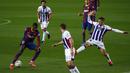 Penyerang Barcelona, Ousmane Dembele, berusaha melewati pemain Real Valladolid pada laga Liga Spanyol di Stadion Camp Nou, Selasa (6/4/2021). Barcelona menang dengan skor 1-0. (AP Photo/Joan Monfort)