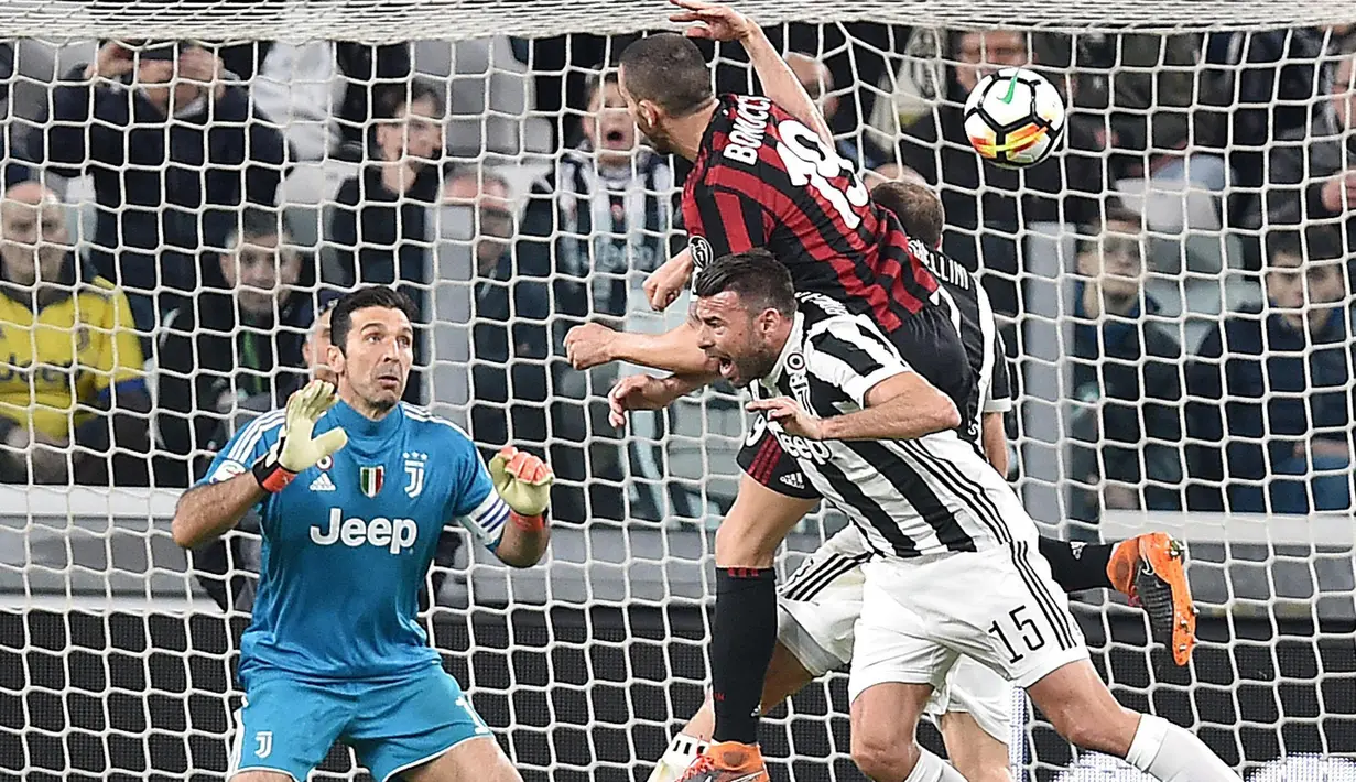 Pemain AC Milan, Leonardo Bonucci (tengah) saat mencetak gol ke gawang Juventus pada laga Serie A di Allianz Stadium, Turin, (31/3/2018). Juventus menang 3-1. (Alessandro Di Marco/ANSA via AP)