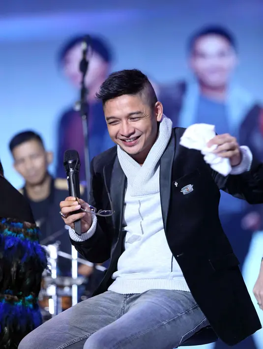 "Apakah ada rasa kehilangan, pasti ada. Cuma saya selalu menguatkan diri, Palu-Jakarta kan enggak terlalu jauh," ujar Pasha di studio 6 Emtek City, kawasan Daan Mogot, Jakarta Barat, Kamis (28/4/2016) malam. (Nurwahyunan/Bintang.com)