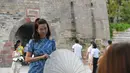 Seorang turis berpose di kota kuno Nantou di Distrik Nanshan, Shenzhen, Provinsi Guangdong, China selatan (29/8/2020). Dengan sejarah hampir 1.700 tahun, kota kuno Nantou kini menjadi objek wisata. (Xinhua/Mao Siqian)
