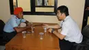 Salah satu awak pesawat latih milik Singapura saat dimintai keterangan karena melintasi NKRI tanpa izin di Pontianak, Kalimantan Barat, Selasa (28/10/2014). (Liputan6.com/Raden AMP)