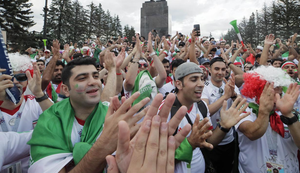 Para fans Iran merayakan kemenangan atas Maroko pada laga Piala Dunia di Saint Petersburg, Rusia, Jumat, (15/6/2018). Iran Menang 1-0 atas Maroko. (AP/Dmitri Lovetsky)