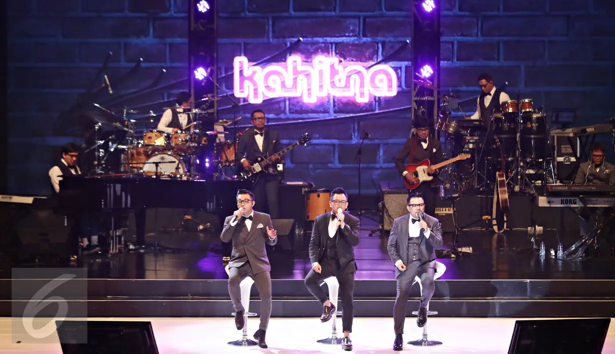 Grup musik Kahitna tampil dalam konser bertajuk 'Kahitna 30 Years Anniversary Love Festival' di Jakarta, Sabtu (13/2/2016). Konser tersebut juga diramaikan dengan penampilan sejumlah musisi Tanah Air. (Liputan6.com/Immanuel Antonius)