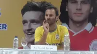 Mantan pemain Liverpool Patrik Berger hadir dalam sebuah acara di Bekasi, Minggu (27/11/2016). (Bola.com/Okky Herman Dilaga)