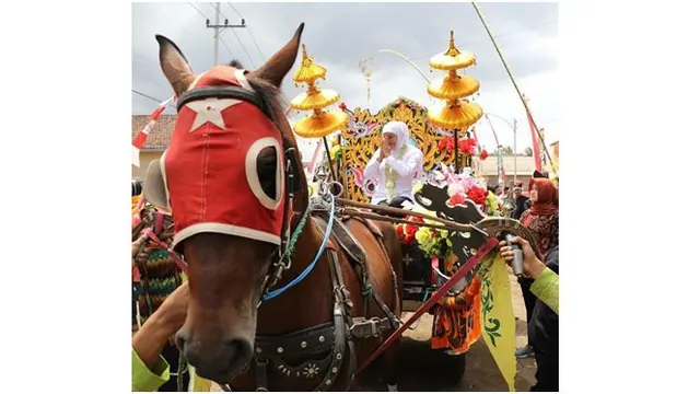 Khofifah diarak dengan kereta kencana menuju TPI Pancer tempat dilakukannya pelarungan sesaji