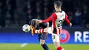 Kaki dari gelandang PSV Eindhoven, Marco van Ginkel, mengenai kepala bek sayap Atletico Madrid, Filipe Luis. Pada laga itu PSV sempat bermain 10 orang sejak menit ke-68 akibat kartu merah yang diterima oleh Gaston Pereiro. (Reuters/Michael Kooren)