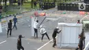 Pengunjuk rasa yang menolak UU Cipta Kerja terlibat bentrok dengan polisi di kawasan Patung Kuda, Jakarta, Kamis (8/10/2020). (merdeka.com/Arie Basuki)