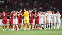 Para pemain Timnas Indonesia dan Vietnam saling berjabat tangan setelah berakhirnya laga leg pertama babak semifinal Piala AFF 2022 di Stadion Utama Gelora Bung Karno (SUGBK), Jumat (6/1/2023) sore WIB. Kedua tim kembali akan bertemu pada laga leg kedua tiga hari mendatang. (Bola.com/Bagaskara Lazuardi)