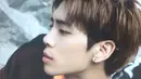Seperti yang dilansir dari Koreaboo, media itu menuliskan jika Jonghyun meninggal dunia setelah berjuang melawan depresi. Ia bunuh diri karena pengaruh alkohol dan narkoba. (foto: pinterest.com)