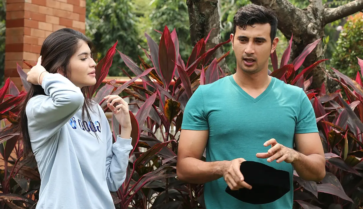 Rasa kagum yang muncul dari diri Valerie ternyata juga membuatnya jatuh cinta. Bukan sungguhan, tetapi kisah ini hanya terjadi dalam sinetron yang bertajuk Kekasih Dunia Akhirat. (Bambang E.Ros/Bintang.com)