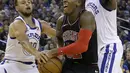 Pemain Chicago Bulls, Kris Dunn (tengah) berusaha melewati adangan pemain Golden State Warriors pada laga NBA basketball game di Oracle Arena, Oakland, (24/11/2017). Warriors menang 143-94. (AP/Jeff Chiu)