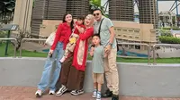 6 Gaya Fashion Liburan Keluarga Irish Bella di Legoland Malaysia, Tampil Kompak