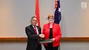 Menteri Pertahanan RI Ryamizard Ryacudu (Kiri) berjabat tangan dengan Menteri Pertahanan Australia Marise Payne penandatangan perjanjian kerja sama Indonesia-Australia di Perth, Australia, Kamis (1/2). (Liputan6.com/Pool/Kemenhan)