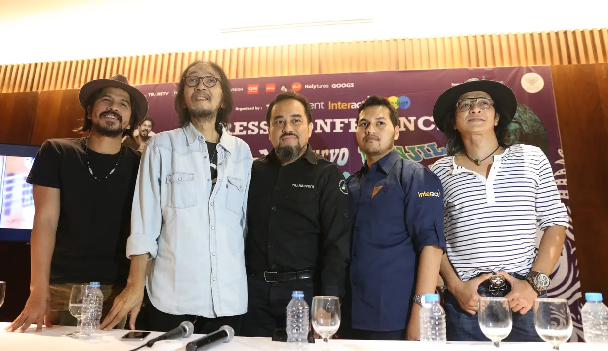 "Dia standby, kayak ya apapun yang terjadi harus diterima, kayak bencana alam kemarin di Harvey, dia jadi volunteer untuk membantu jadi tim penyelamat," ujar Andi vokalis Rif. (Nurwahyunan/Bintang.com)