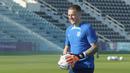 Kiper Inggris, Jordan Pickford saat sesi latihan Timnas Inggris untuk Piala Dunia 2022 yang berlangsung di Al Wakrah Sports Complex, Qatar, Kamis (24/11/2022). (Bola.com/Ade Yusuf Satria)