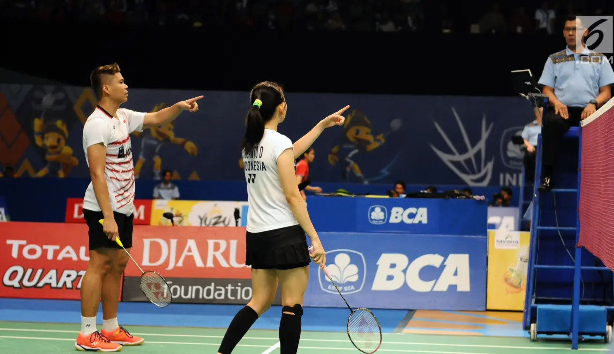 Ganda Campuran Indonesia, Preveen Jordan/Debby Susanto melakukan protes saat melawan Mathias Christiansen/Sara Thygesen (Denmark) di putaran pertama Indonesia Open 2017 di Jakarta, Selasa (13/6). (Liputan6.com/Helmi Fithriansyah)