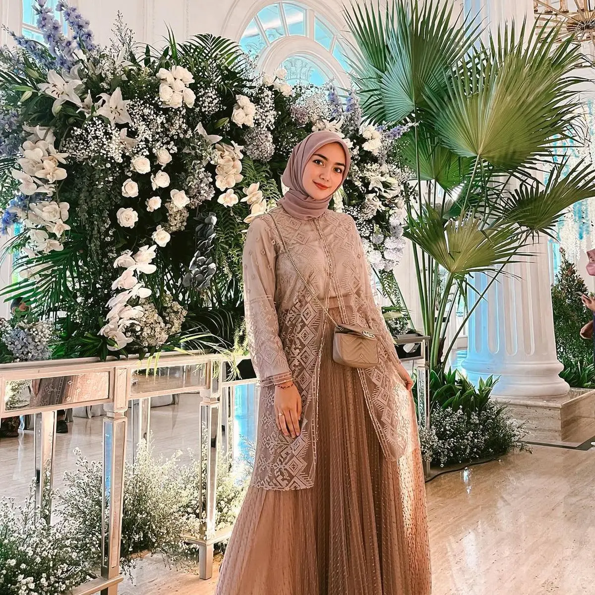 6 Inspirasi Busana Pesta Hijab Kekinian Sempurna untuk Lebaran hingga Kawinan Fashion Fimela