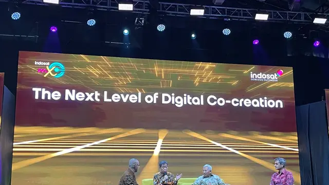 Ignasius Jonan bersama Director and Chief Regulatory Indosat Ooredoo Hutchison M Buldansyah dan Chief Enterprise Data Analytics Officer Indosat Ooredoo Hutchison Chirag Shukadia (Liputan6.com/ Agustin Setyo W)